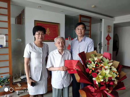 蘇鹽集團(tuán)黨委書(shū)記、董事長(zhǎng)章朝陽(yáng)走訪慰問(wèn)老黨員