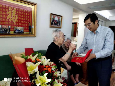 蘇鹽集團(tuán)黨委書(shū)記、董事長(zhǎng)章朝陽(yáng)走訪慰問(wèn)老黨員