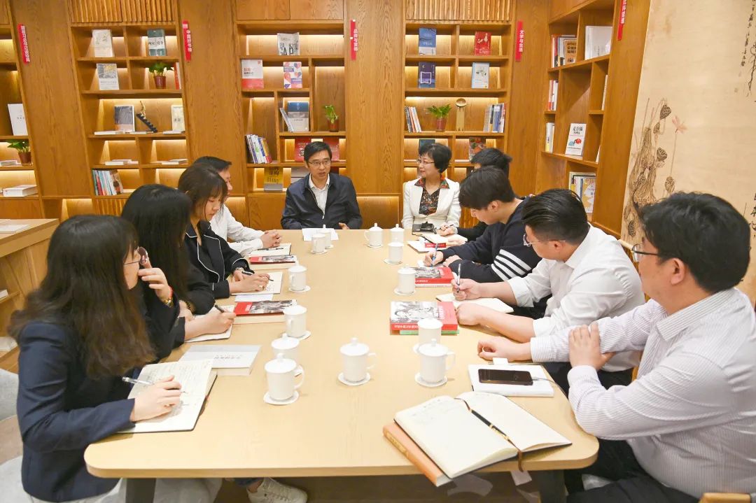 蘇鹽集團黨委舉行青年讀書活動暨“書研學(xué)社”揭牌儀式