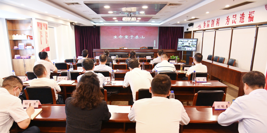 蘇鹽集團(tuán)黨委召開理論學(xué)習(xí)中心組安全生產(chǎn)專題學(xué)習(xí)會(huì)暨“安全生產(chǎn)月”動(dòng)員部署會(huì)