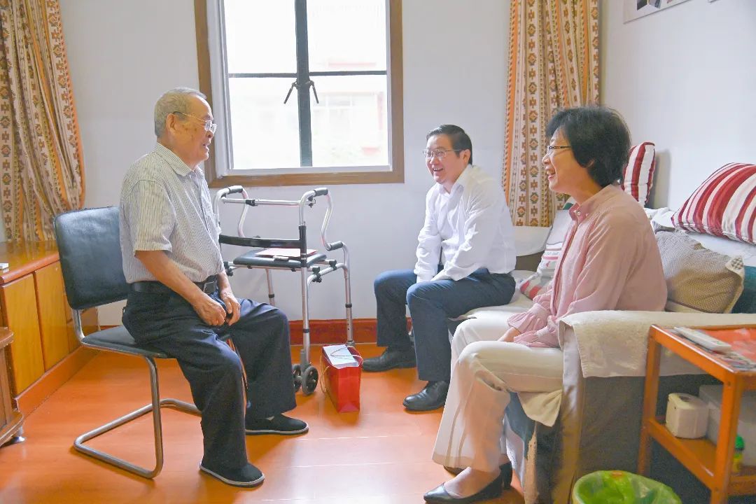 蘇鹽集團(tuán)黨委開展國慶前走訪慰問活動